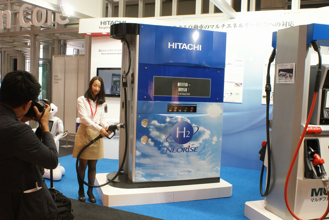 「【東京モーターショー15】水素社会のリアルを展示、あなたは燃料電池車に水素を補給できるか？」の2枚目の画像