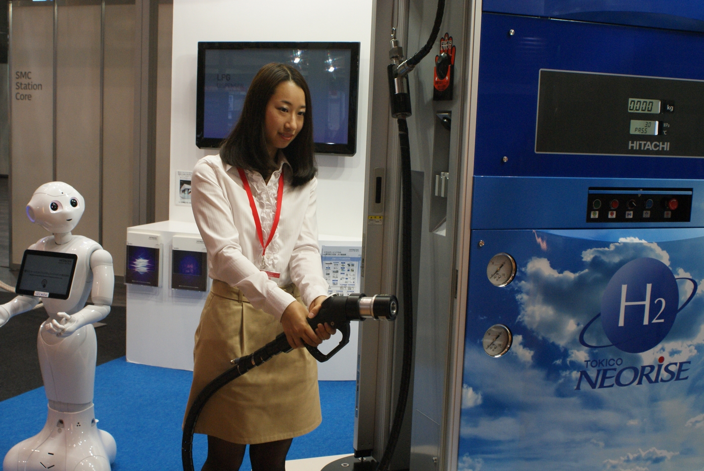 「【東京モーターショー15】水素社会のリアルを展示、あなたは燃料電池車に水素を補給できるか？」の4枚目の画像