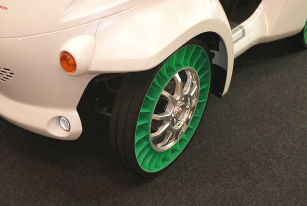 「【東京モーターショー15】タイヤメーカー2社、空気無しタイヤでタイヤの未来を展示」の9枚目の画像