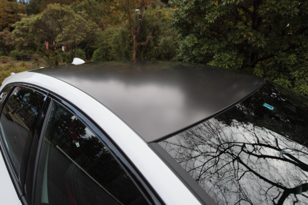 「ホワイトボディにブラックのカーボンが映える ─ ボルボ「V40 R-Design Carbon Edition」画像ギャラリー」の7枚目の画像