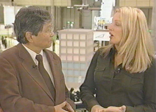 2004年東京商用車・福祉車両ショーの取材相棒米テレビリポーター、エレノア・モンデールと。モンデール元副大統領、駐日大使の娘で社会派ジャーナリスト。