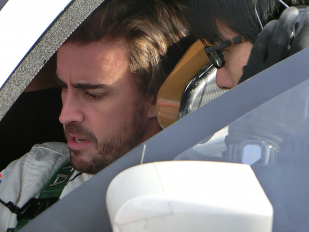 「【 F1女子が行く！Honda Racing THANKS DAY2015】NSXに乗ったアロンソの感想は?」の8枚目の画像