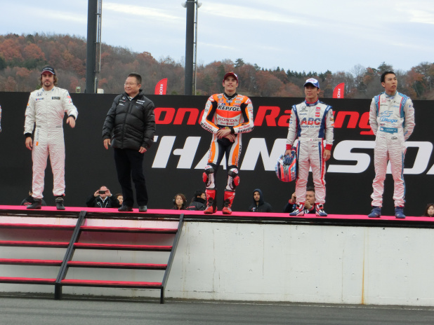 「【 F1女子が行く！Honda Racing THANKS DAY2015】NSXに乗ったアロンソの感想は?」の22枚目の画像
