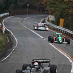 「F1が観光道路の箱根ターンパイクを走る！　衝撃のヒルクライムの全貌」の16枚目の画像ギャラリーへのリンク