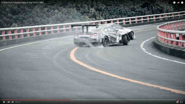 「競技車両での峠ツインドリフトは、やっぱりチョー危ない映像【動画】」の2枚目の画像