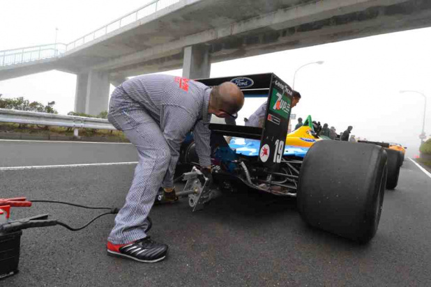 「F1が観光道路の箱根ターンパイクを走る！　衝撃のヒルクライムの全貌」の7枚目の画像