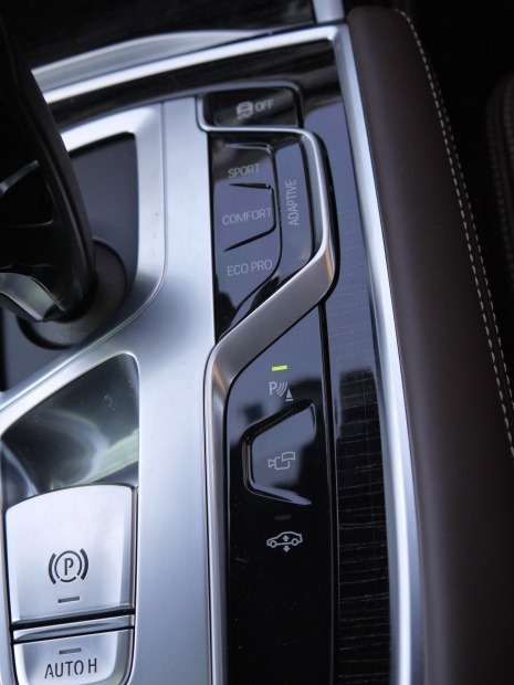 「新型BMW7シリーズの新世代の直列6気筒直噴ターボは、トルクフルでパワーフィールも極上」の3枚目の画像