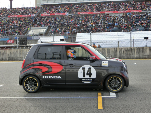 「【 F1女子が行く！Honda Racing THANKS DAY2015】NSXに乗ったアロンソの感想は?」の13枚目の画像