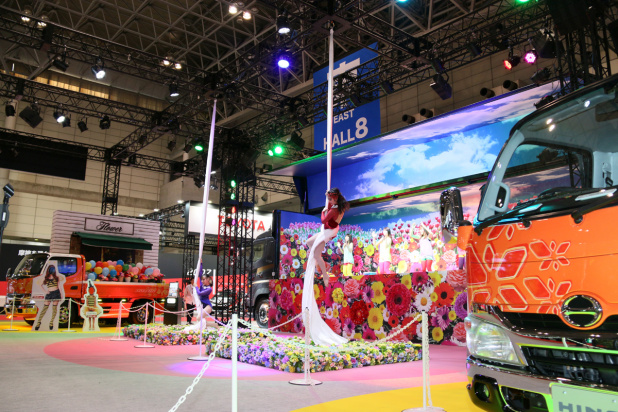 「【東京オートサロン2016】日野自動車ブースは「お花畑」で「アクロバット」？」の14枚目の画像