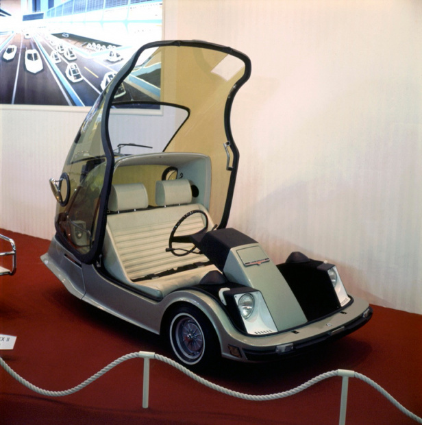 1970年代はじめ、グループ７レース活動を中止したトヨタ第７技術部長、河野二郎さんは複数の実験車、コンセプトカーを生み出した。そのひとつがイセッタ式前ドアのシティカー”EX2A”で、ガソリンエンジン車。