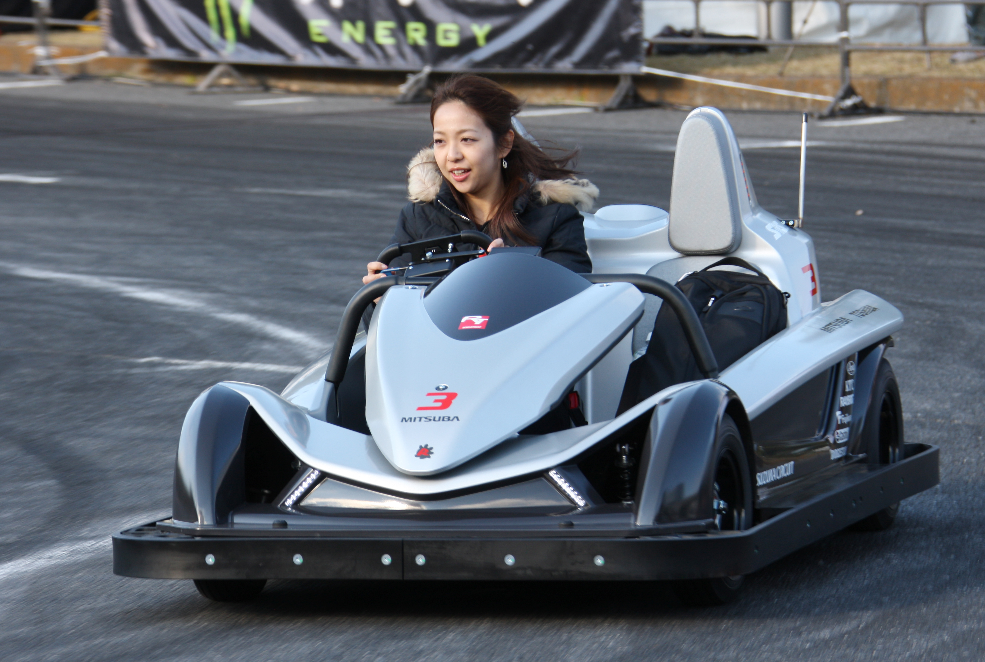 F1女子 鈴鹿サーキット新アトラクションevマシン初体験 佐藤琢磨の鈴鹿攻略法とは Clicccar Com