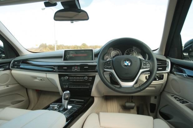 「BMW X5のプラグインハイブリッドはスムーズで上質な乗り味が魅力」の8枚目の画像
