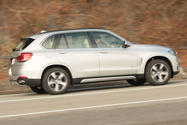 「BMW X5のプラグインハイブリッドはスムーズで上質な乗り味が魅力」の1枚目の画像