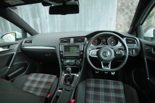 「VWゴルフGTIの6MT仕様は、操作性も走りも超一級品」の4枚目の画像
