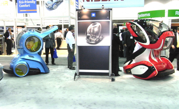 2010年の上海エクスポでGMが走らせたEN-V。これは、デトロイト技術会議展示場の体験車２台。