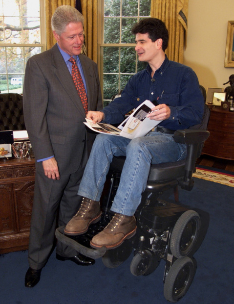 2000年、ホワイトハウスでクリントン大統領（当時）とカーメン。立つ大統領と同目線で会話（ホワイトハウス公式写真）。