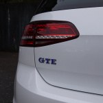 ブルーのアクセントでエコと「GTI」との関連性を想起させる ─ VWゴルフ「GTE」画像ギャラリー - VW_GOLF_GTE_08