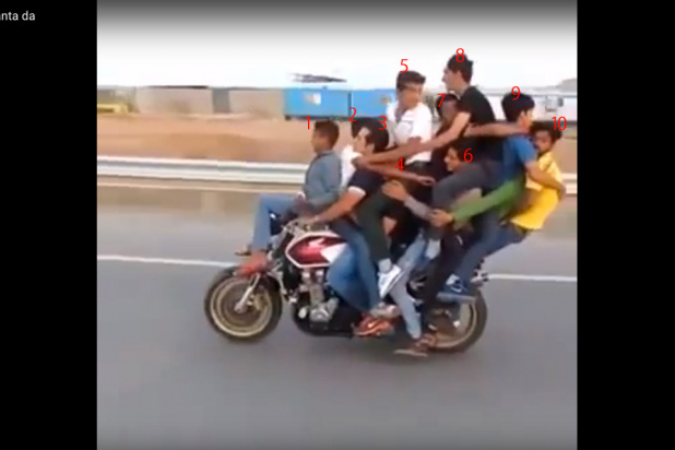 「バイクに10人乗りしてウィリーしてみた【危険動画】」の1枚目の画像