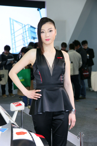 「【東京オートサロン2016】今年もセパレートルックが流行中？女性目線のコンパニオンファッションチェック・その2」の27枚目の画像