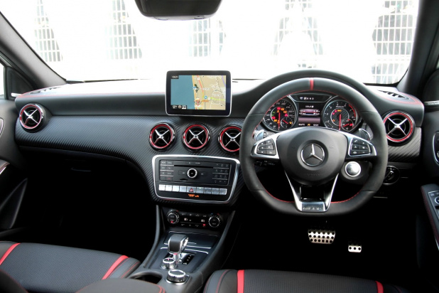 「ライバルを寄せ付けない圧倒的な存在感と走り ─「Mercedes-AMG A 45 4MATIC」画像ギャラリー」の1枚目の画像