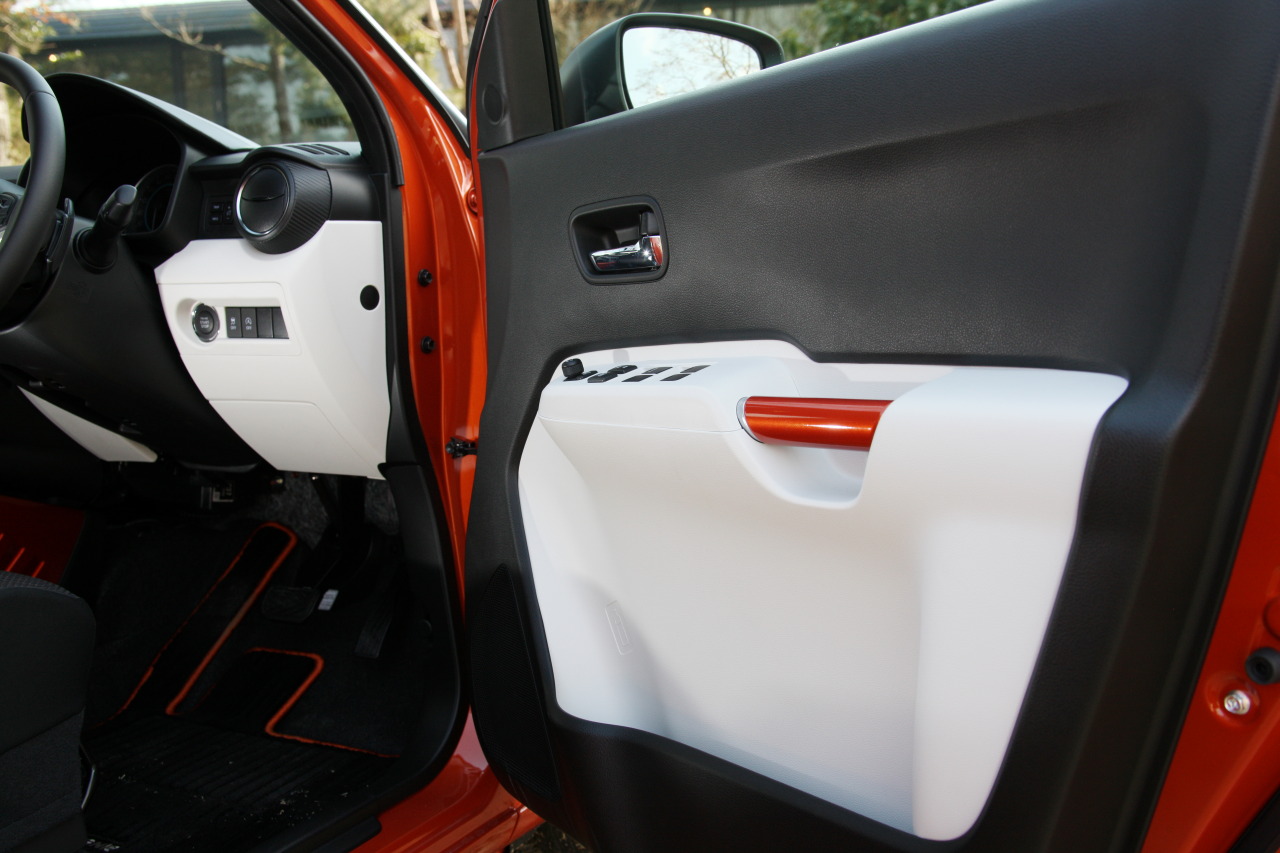 スズキ イグニスは走りのバランスと乗り心地の良さに高い実用性を備えた新ジャンルコンパクト Pr Clicccar Com