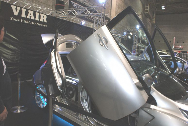 「【大阪オートメッセ2016】ユニバーサル エアー、「リーフ」と「セドリック」のカスタムカーを展示」の8枚目の画像