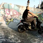 【動画】スケボーパークでスクーターに乗ったらすごかった - 