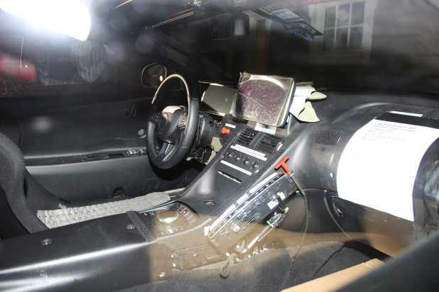 「これが最新鋭デジタルコックピットだ！アストンマーティン次世代スポーツの車内をスクープ」の5枚目の画像