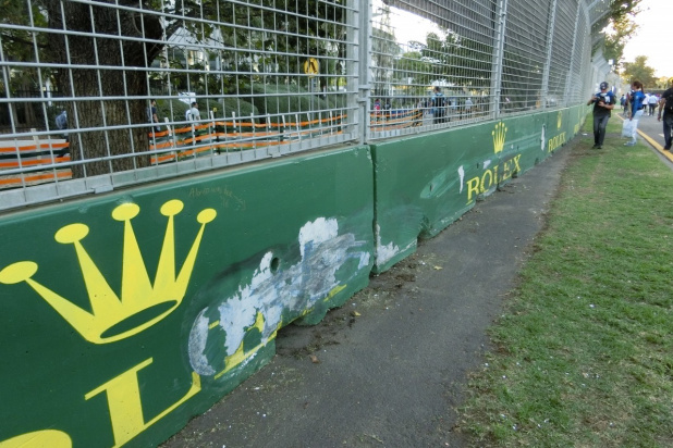 「【F1姉妹が行く！ オーストラリアGP日曜日編 】 壁の傷が「マクラーレン・ホンダ」アロンソの大クラッシュを物語る」の18枚目の画像