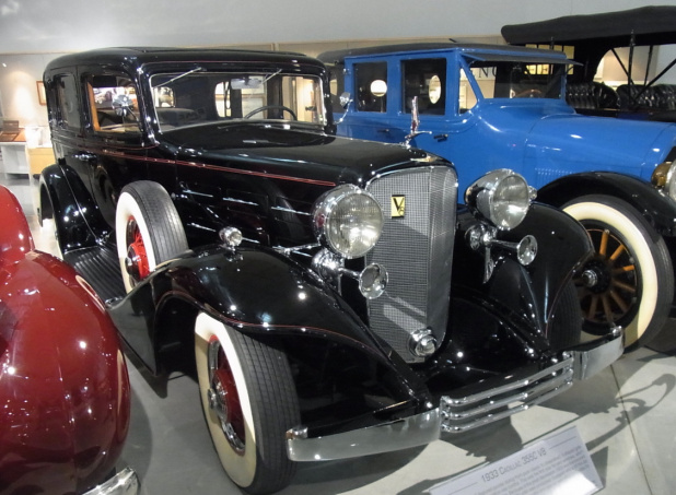 1928年、キャデラックが生産開始したモデルを皮切りに、シンクロ-メッシュMTは、たちまち大半のクルマが採用するようになります。1933年キャデラック・355型V8。