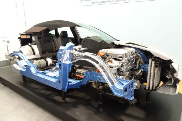 「ホンダの燃料電池車は「軽自動車のエンジン」と同等のバッテリーを積む？」の1枚目の画像