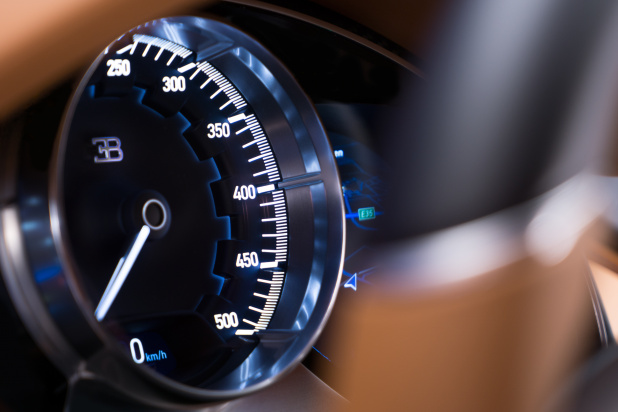 「【ジュネーブモーターショー2016】速度計はなんと500km/hまで！ブガッティ・シロン発表」の13枚目の画像