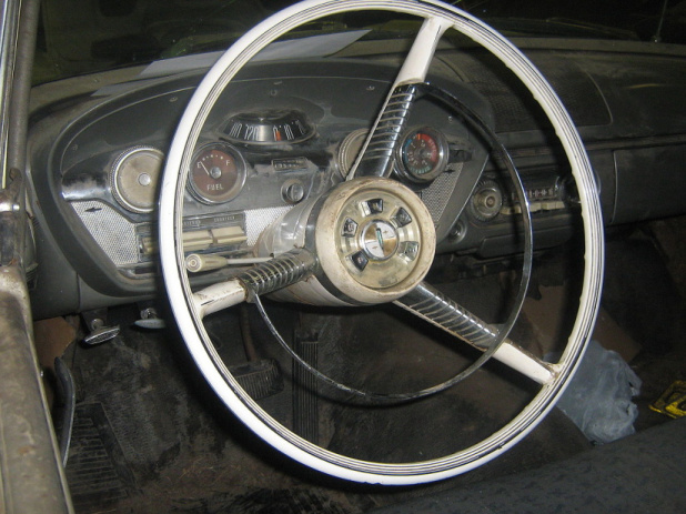 フォードの エドセルは、もっと手近なステアリングホイール真ん中ボタンを採用。 