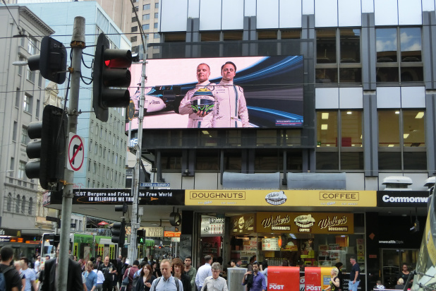「【F1姉妹が行く！ オーストラリアGP水曜日編 】 お買い物中、ニコ・ ロズベルク選手に遭遇」の4枚目の画像