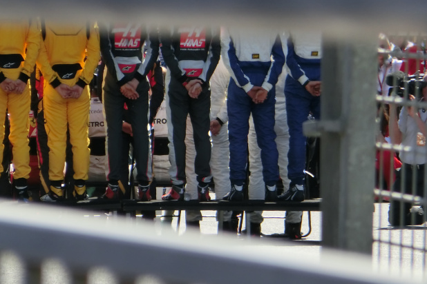 「【F1姉妹が行く！ オーストラリアGP日曜日編 】 壁の傷が「マクラーレン・ホンダ」アロンソの大クラッシュを物語る」の13枚目の画像