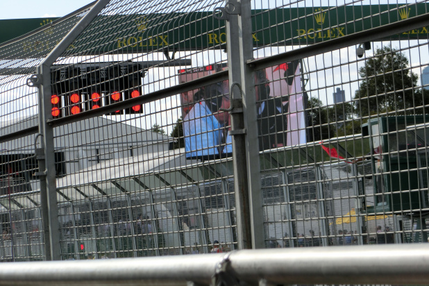 「【F1姉妹が行く！ オーストラリアGP日曜日編 】 壁の傷が「マクラーレン・ホンダ」アロンソの大クラッシュを物語る」の17枚目の画像