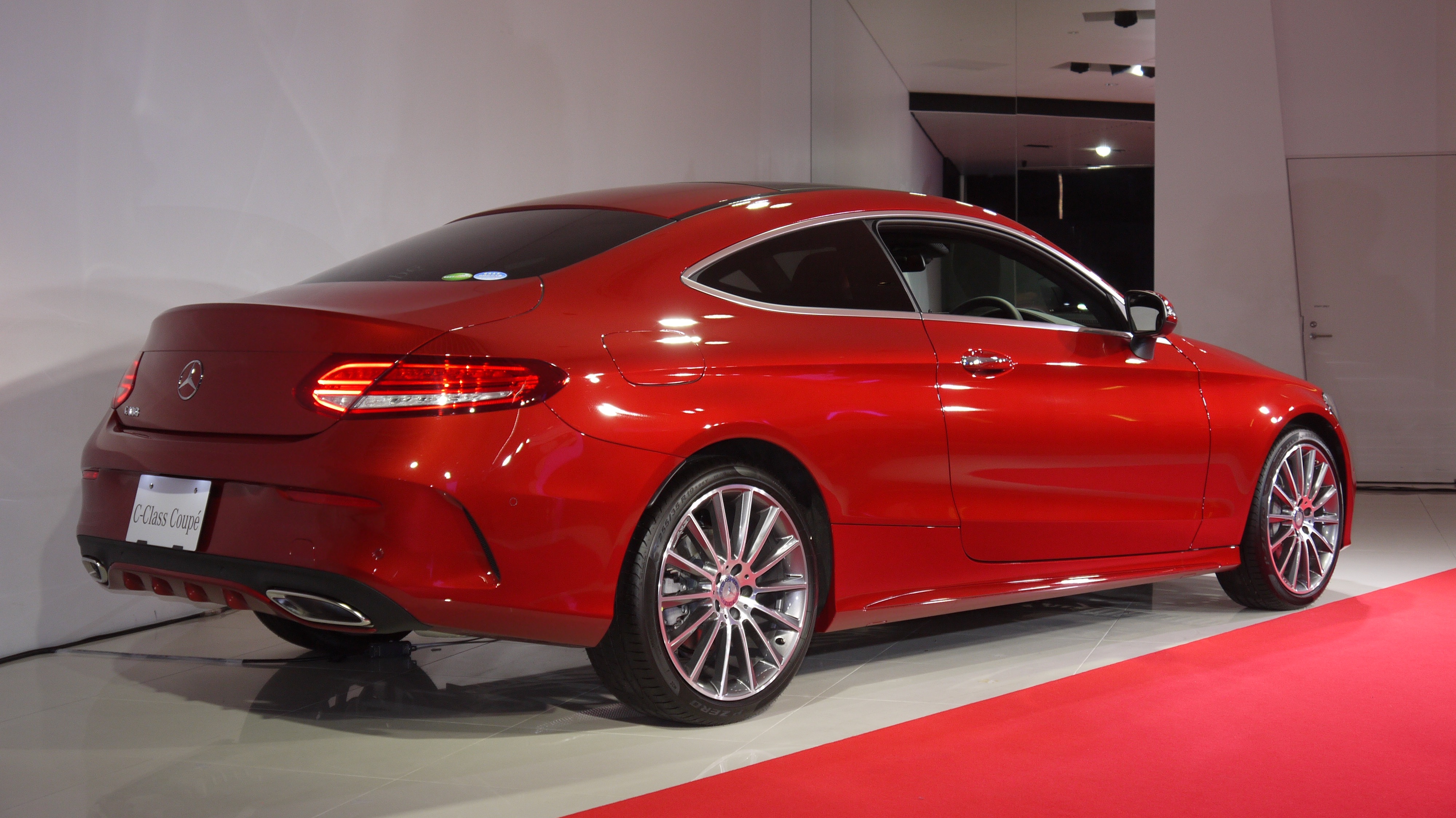 C Class Coupe 04 画像 メルセデス ベンツ Cクラス クーペとセダンとの違いは Clicccar Com