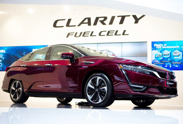 「ホンダが燃料電池車「クラリティ フューエル セル 」を発売開始！　価格は766万円」の1枚目の画像