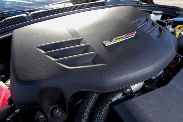「キャデラックATS-Vは軽量ボディに470馬力のV6ターボを積み、価格は990万円から」の1枚目の画像