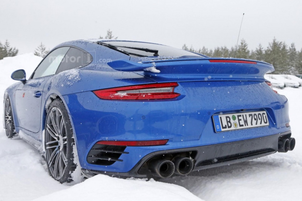 「打倒GT-R NISMO!? 991型GT2RSのテストカーが北欧の寒さに負けずにテスト中！」の1枚目の画像