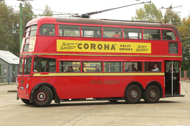 往時ロンドン市街を走っていた２階建トロリーバス。直流２本の架線からエネルギーを受け走る電気バス。いま欧米のいくつかの都市で復活している。