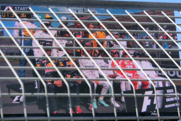 「【F1姉妹が行く！ オーストラリアGP日曜日編 】 壁の傷が「マクラーレン・ホンダ」アロンソの大クラッシュを物語る」の12枚目の画像