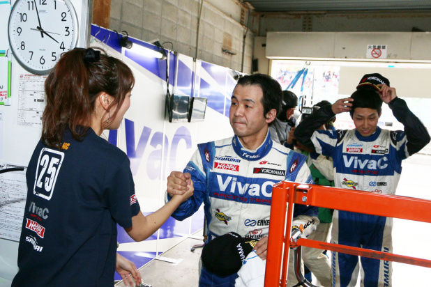 「【SUPER GT2016】開幕戦岡山のZFベストメカニック賞は「VivaC team TSUCHIYA」」の4枚目の画像