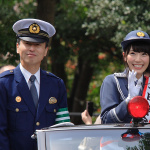 フェアレディZ NISMOパトカーに先導されてパレードした1日署長の元AKB48とは？ - PHOTO003