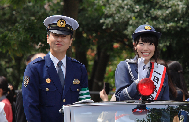 「フェアレディZ NISMOパトカーに先導されてパレードした1日署長の元AKB48とは？」の3枚目の画像