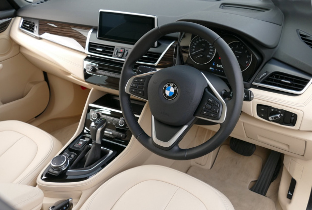 「BMW 2シリーズ アクティブツアラーのPHVモデル、225xeの走りは上質か？」の1枚目の画像