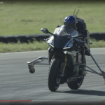 バイクを運転するヤマハのロボットがV.ロッシと対面！【動画】 - MOTOBOT01