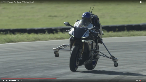 「バイクを運転するヤマハのロボットがV.ロッシと対面！【動画】」の2枚目の画像