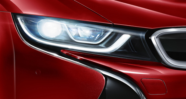 「赤いボディカラーが街に映える「BMW i8 Celebration Edition Protonic Red」は20台限定」の2枚目の画像