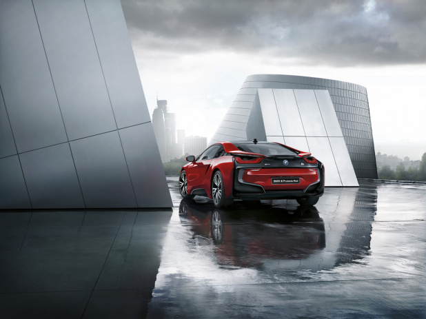 「赤いボディカラーが街に映える「BMW i8 Celebration Edition Protonic Red」は20台限定」の4枚目の画像